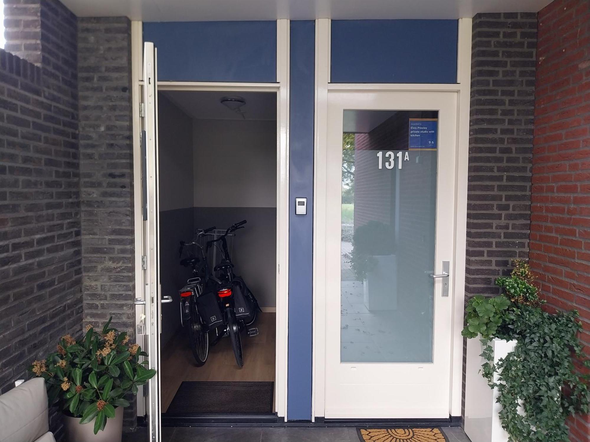 Отель Elvis Presley Private Studio With Kitchen And Airconditioning Гус Экстерьер фото